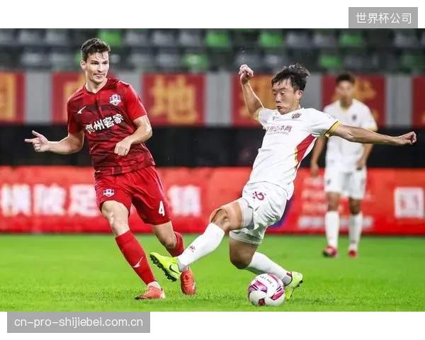梅州客家后防线屡屡犯错,球队整体防守硬度亟待加强。 梅州客家后防线屡屡犯错,球队整体防守硬度亟待加强。